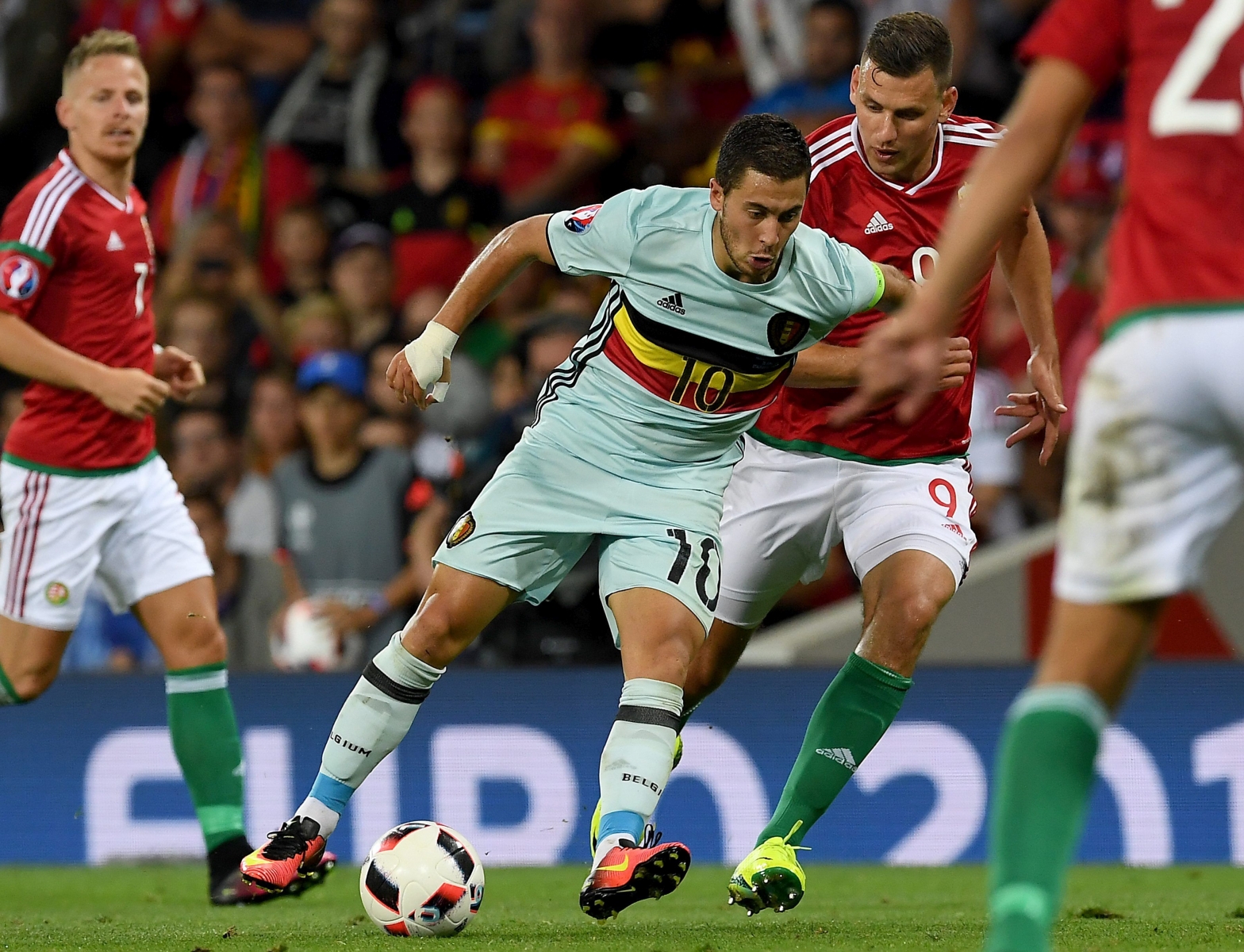 epa05393273 Adam Szalai of Hungary (R) and Eden Hazard of Belgium in action during the UEFA EURO 2016 round of 16 match between Hungary and Belgium at Stade Municipal in Toulouse, France, 26 June 2016.......(RESTRICTIONS APPLY: For editorial news reporting purposes only. Not used for commercial or marketing purposes without prior written approval of UEFA. Images must appear as still images and must not emulate match action video footage. Photographs published in online publications (whether via the Internet or otherwise) shall have an interval of at least 20 seconds between the posting.)  EPA/VASSIL DONEV   EDITORIAL USE ONLY