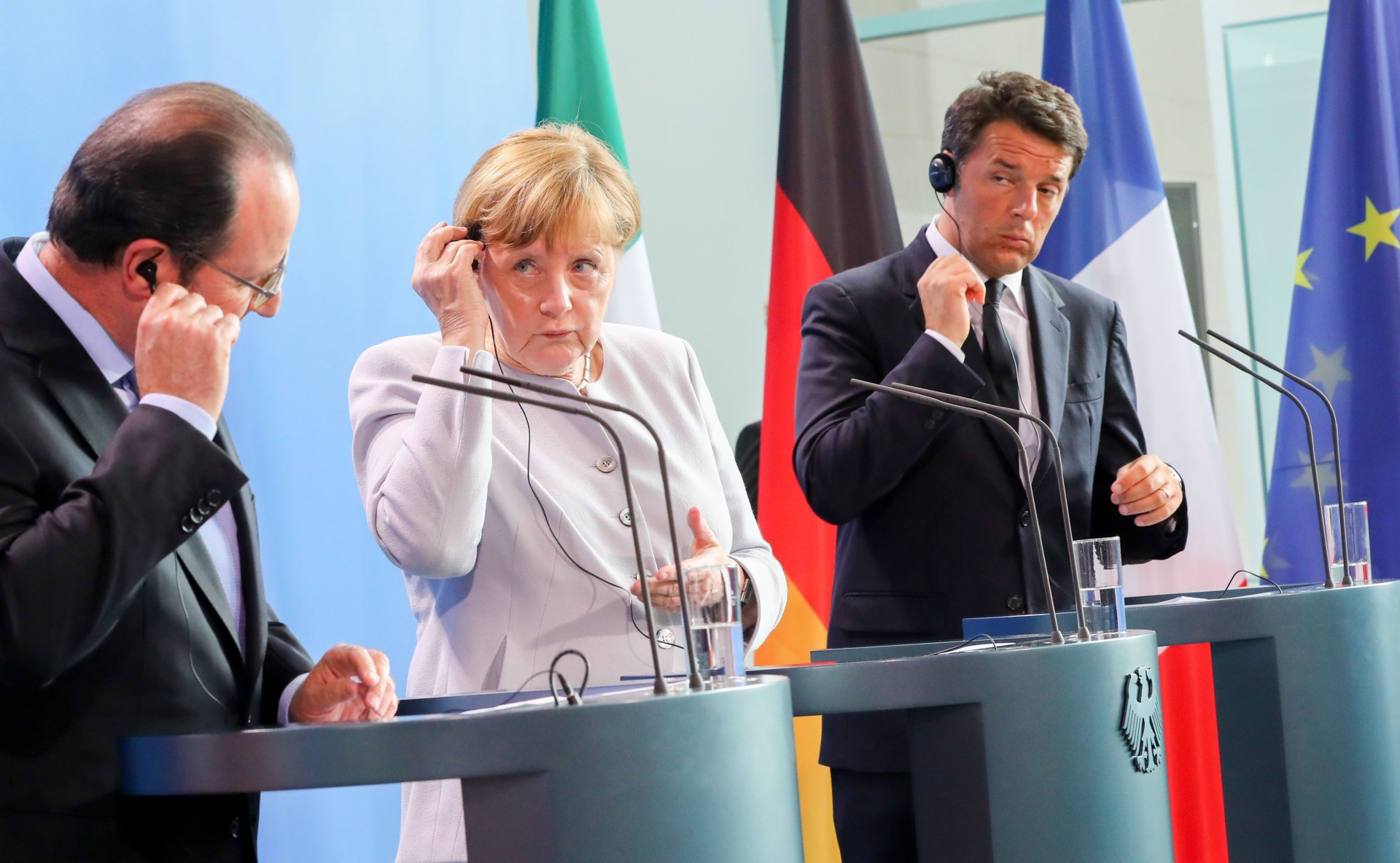 epa05394889 German Chancellor Angela Merkel (C) speaking alongside French President Francois Hollande (L) and Italian Prime Minister Matteo Renzi at a press conference, after meetings in the wake of Britain's referendum vote to leave the EU, in Berlin, Germany, 27 June 2016.  EPA/KAY NIETFELD GERMANY FRANCE ITALY BRITAIN EU REFERENDUM AFTERMATH