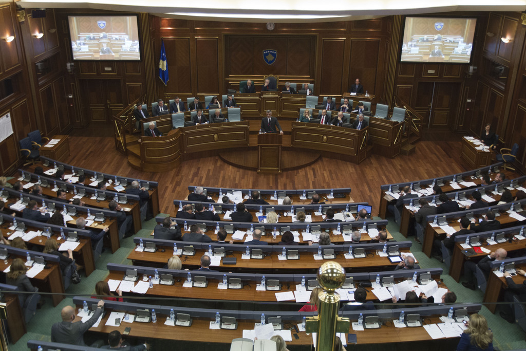 Le Parlement du Kosovo a été touché par un engin explosif.