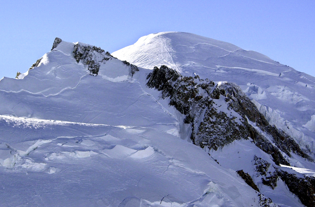 Un alpiniste français de 55 ans et un Américain de 32 ans ont fait des chutes mortelles, aujourd'hui, en deux endroits différents du massif du Mont-Blanc.