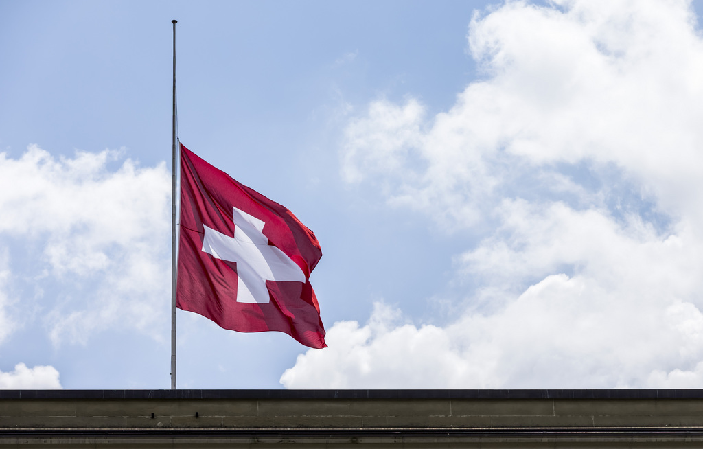 A Berne, les drapeaux de l'aile Ouest du Palais fédéral ont été abaissés, ainsi qu'à l'ambassade de Suisse à Paris.