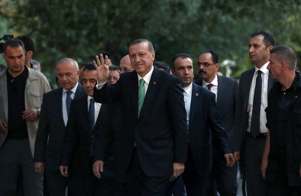 Recep Tayyip Erdogan avait déjà annoncé les gardes à vue de 10'410 militaires, juges, fonctionnaires, et la détention de 4060 personnes, dont plus de 100 généraux et amiraux.