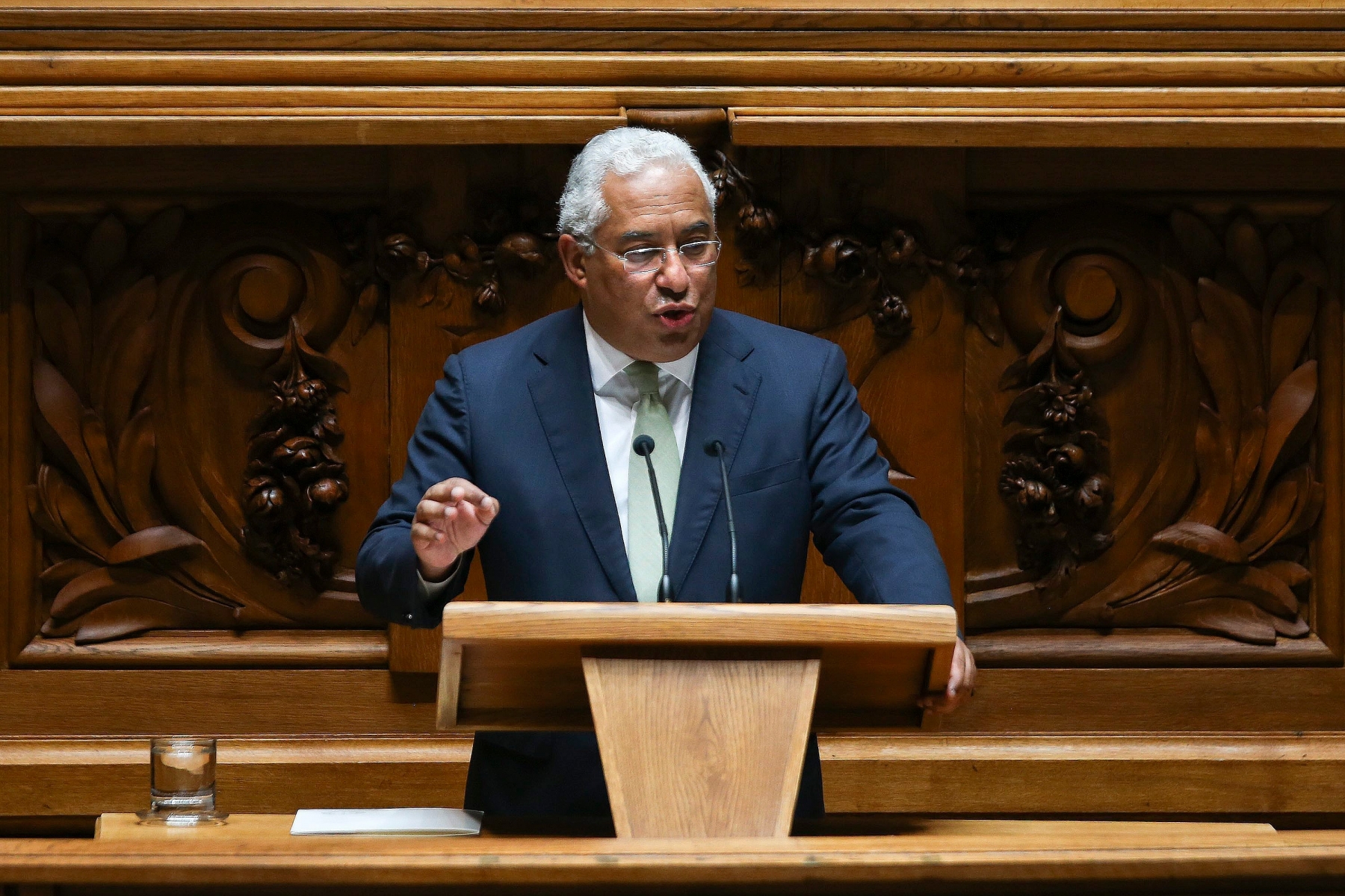 epa05413111 Portugal Prime Minister, Antonio Costa, delivers a speech during the debate on the State of the Nation in the parliament, Lisbon, Portugal, 07 July 2016. The Prime Minister socialist Antonio Costa stated that Portugal will end the year 2016 with a deficit according to EU rules. Portugal and Spain presently face the possibility of sanctions after faiiling to meet EU deficit rules.  EPA/MARIO CRUZ PORTUGAL PARLIAMENT