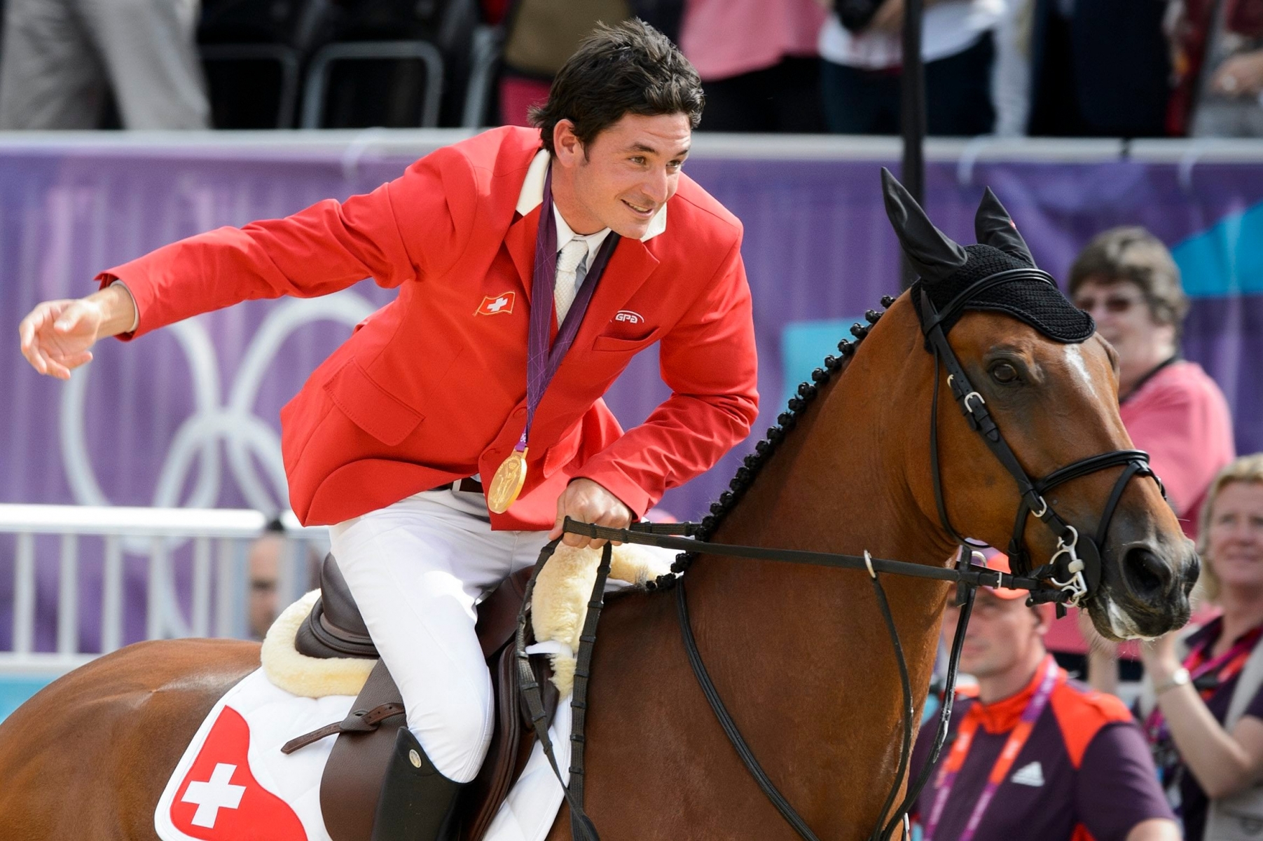 ALS VORSCHAU ZU DEN OLYMPISCHEN SOMMERSPIELEN IN RIO VOM 5. BIS 21. AUGUST 2016 STELLEN WIR IHNEN EINE AUSWAHL AN SCHWEIZER GOLDMEDAILLENGEWINNERN ZUR VERFUEGUNG - Gold medalist Switzerland's Steve Guerdat and his horse Nino des Buissonnets celebrate after winning the Individual Jumping finals in the Greenwich Park in London, Britain, at the London 2012 Olympic Summer Games, pictured on Wednesday, August 8, 2012. (KEYSTONE/Laurent Gillieron) BRASILIEN OLYMPIA RIO 2016 GOLDMEDAILLENGEWINNER