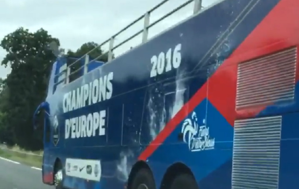 Un internaute a cru rêver lorsqu'il a rencontré le bus des champions d'Europe 2016.