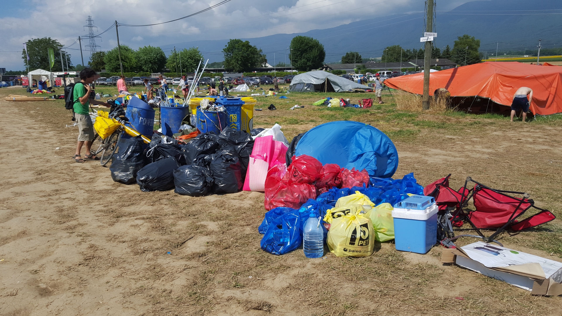 Les déchets sont triés dans les différents sacs de récupération et entreposés près des poubelles.