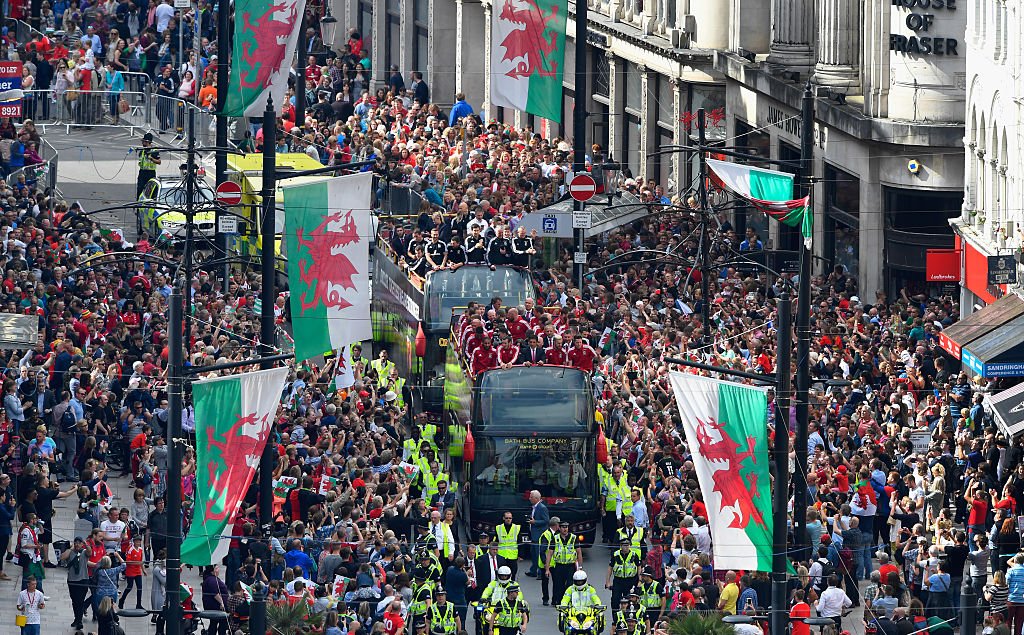 Une foule impressionnante est venue acclamer les joueurs gallois à Cardiff.