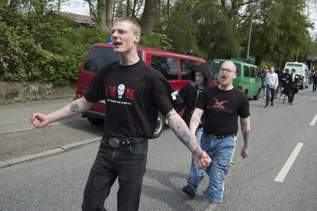 Le néonazi Sebastian N., à gauche, lors d'une manifestation de l'extrême droite le 1e maià Hambourg.