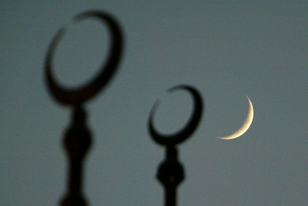 Le premier croissant de lune du neuvième mois du calendrier musulman indique le début du mois saint du ramadan. 