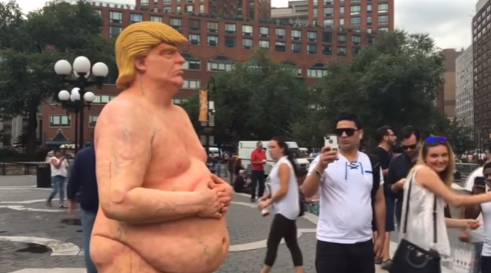La statue a fait sensation auprès des passants qui prenaient des clichés et des selfies aux côtés du politicien tout nu.