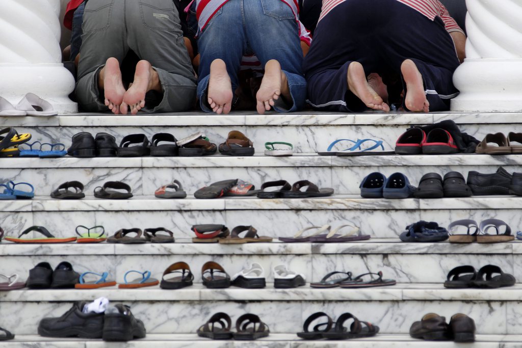 Ce vendredi, à la mosquée Mariam de Copenhague, il n'y pas que les chaussures qui sont restées à l'extérieur à l'heure de la prière (illustration).
