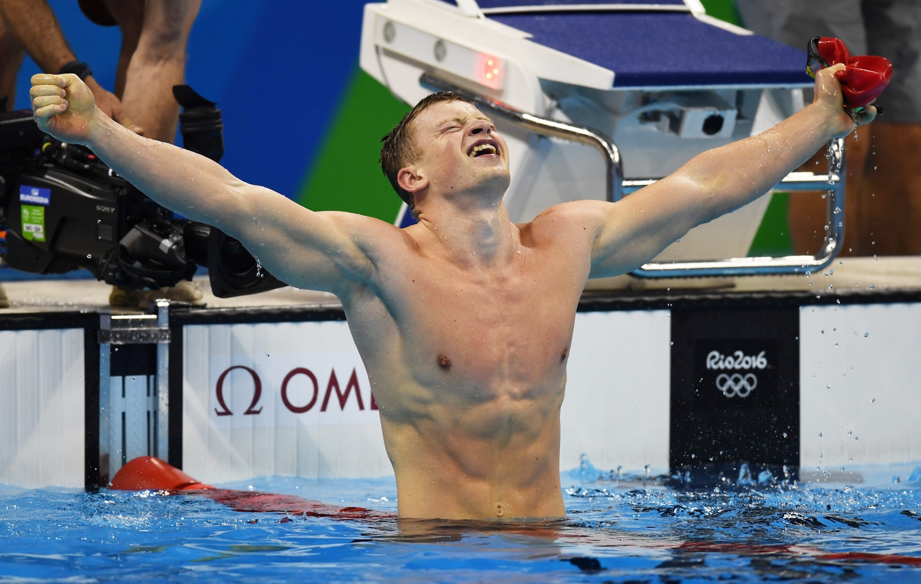 Le nageur britannique Adam Peaty, après son record du monde, les bras en croix.