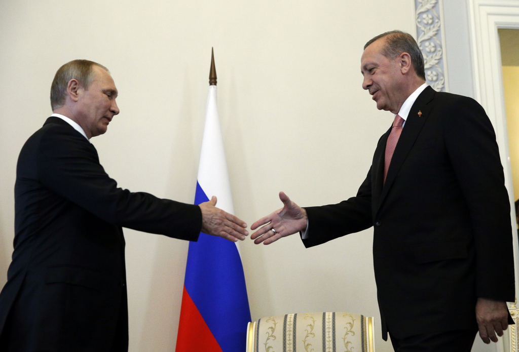 Erdogan et la Turquie, très fâchés avec l'Occident, se tournent vers la Russie de Poutine.