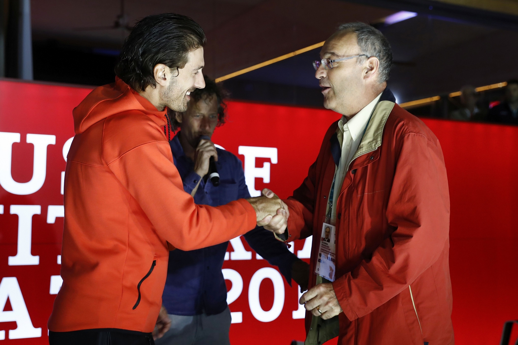 Guy Parmelin, le conseilleur fédéral en charge des sports, félicite Fabian Cancellara, champion olympique de contre-la-montre.