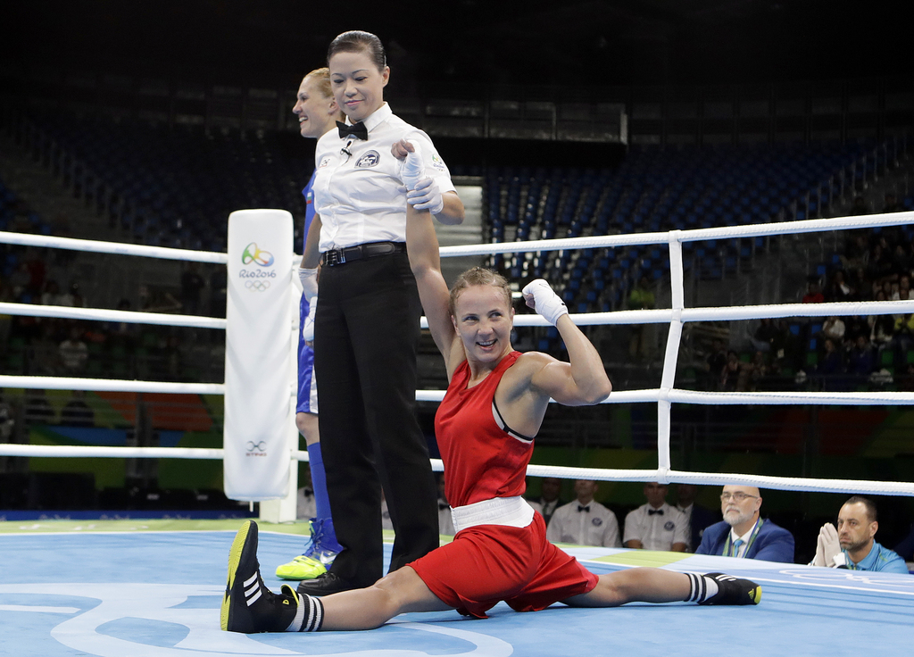 L'Ukrainienne Tetyana Kob, première boxeuse à avoir remporté un combat aux Jeux de Rio, a effectué des mouvements de gymnastique sur le ring pour exprimer sa joie.