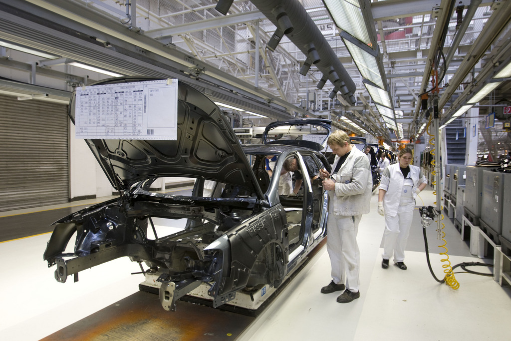 A l'usine d'Emden toujours dans le nord, qui monte des VW Passat, 7200 salariés seront mis au chômage technique.