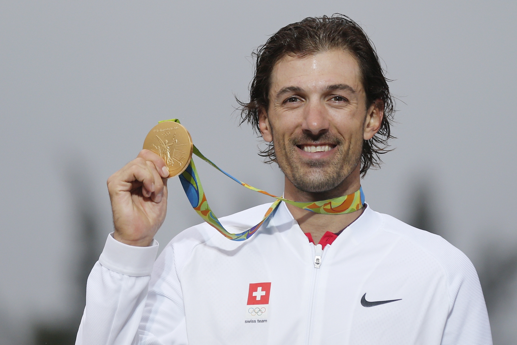 Switzerland's Fabian Cancellara poses with the gold medal after winning the men's time trial road race in Rio de Janeiro, Brazil, at the Rio 2016 Olympic Summer Games, pictured on Wednesday, August 10, 2016. (KEYSTONE/Peter Klaunzer)