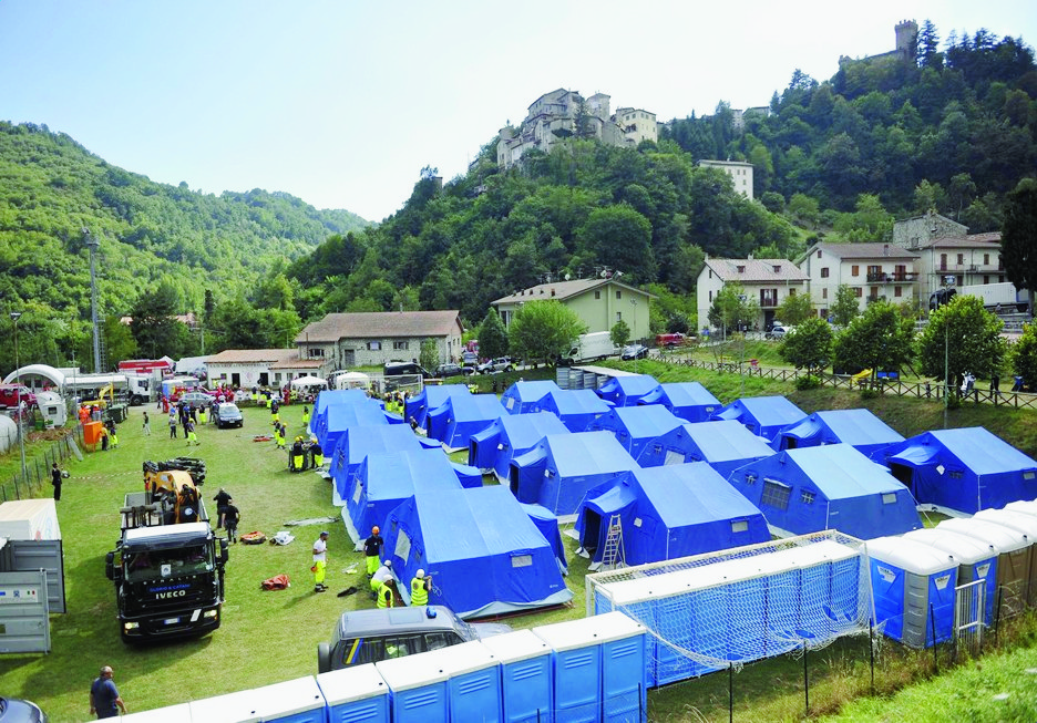 epa05510235 A general view of the tent camp in Arquata Del Tronto, Italy, 25 August 2016, after the 6.2 earthquake struck Italy, on 24 August 2016 that killed at least 247 people. The quake was felt across a broad section of central Italy, in Umbria, Lazio and Marche Regions, including the capital Rome. An Italian cabinet meeting on 25 August 2016 will declare a state of emergency in the areas hit by the earthquake and will earmark 234 million euros from the national emergencies fund, political sources said.  EPA/CRISTIANO CHIODI ITALY EARTHQUAKE