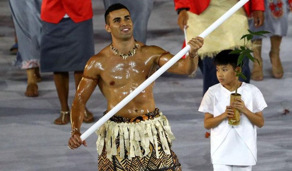 Le porte-drapeau des Tonga, Pita Taufatofua, a fait une entrée remarquée.