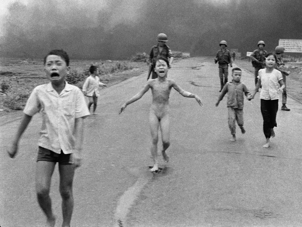 Cette photo d'une fillette hurlant de douleur et d'effroi après une attaque au napalm dans son village est considérée comme un document historique.