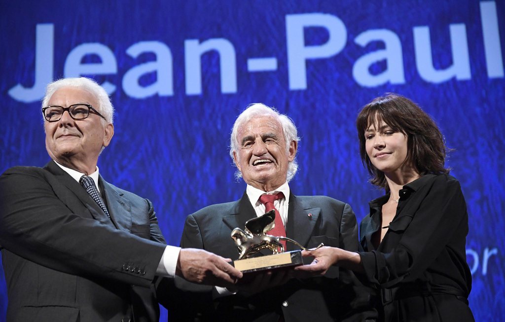 Jean-Paul Belmondo entouré de Sophie Marceau et du président de la Biennale Paolo Baratta, au moment de recevoir son Lion d’Or.