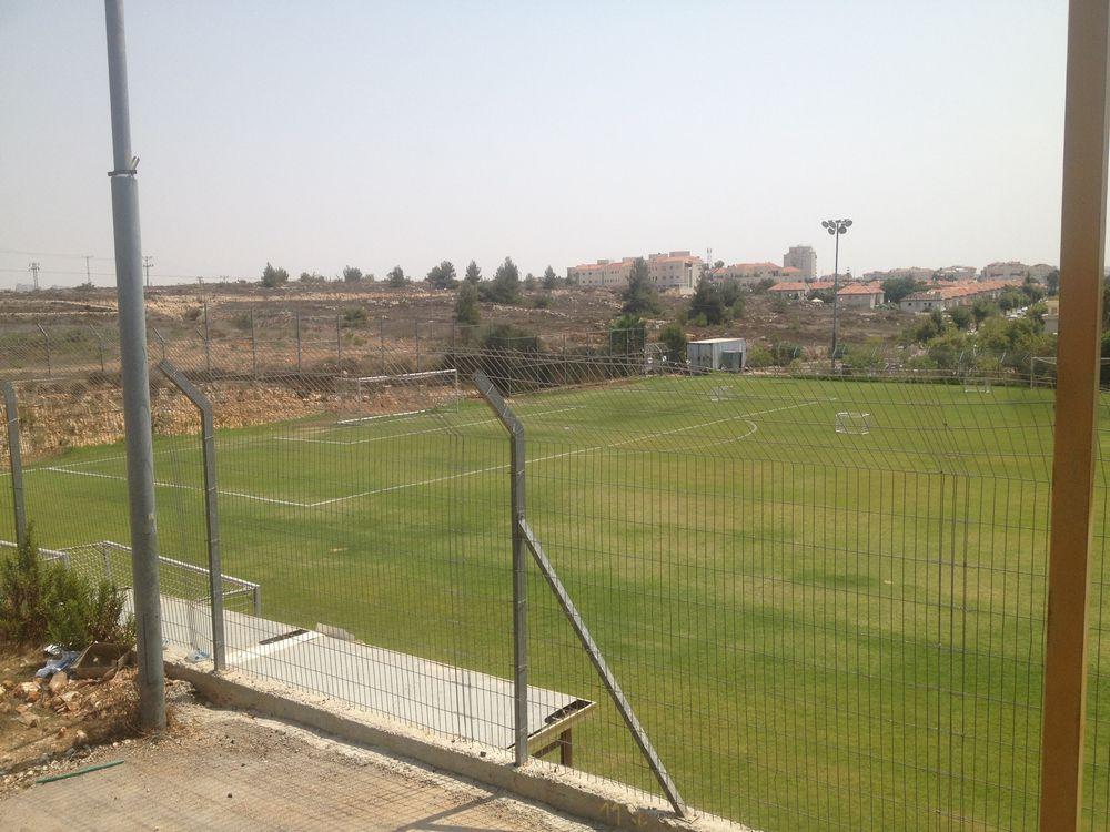 Ce stade de foot fait partie de la colonie de Givat Ze'ev.