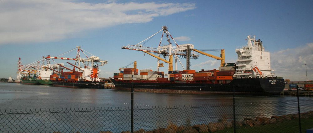 Premier port de conteneurs en Australie, Melbourne est spécialisé dans les biens de consommation.