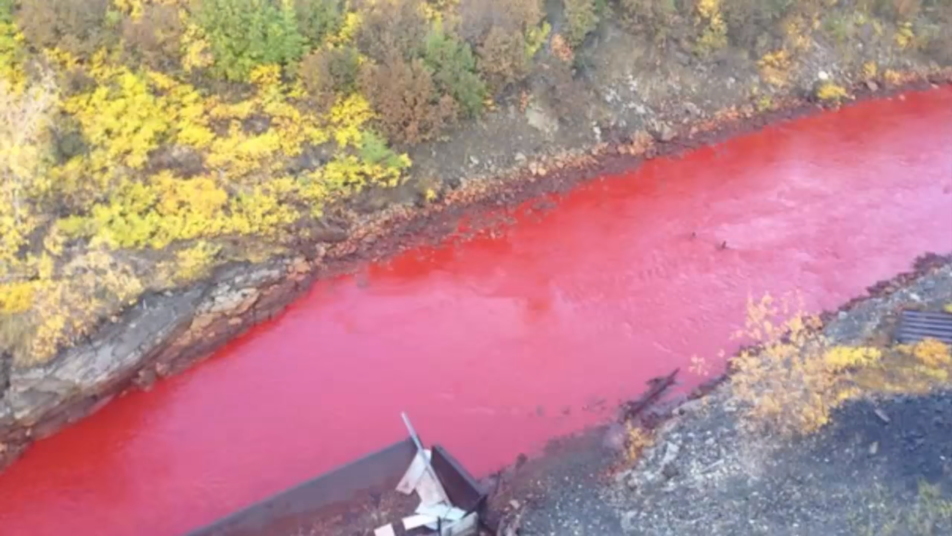La couleur rouge sang de la rivière intrigue.