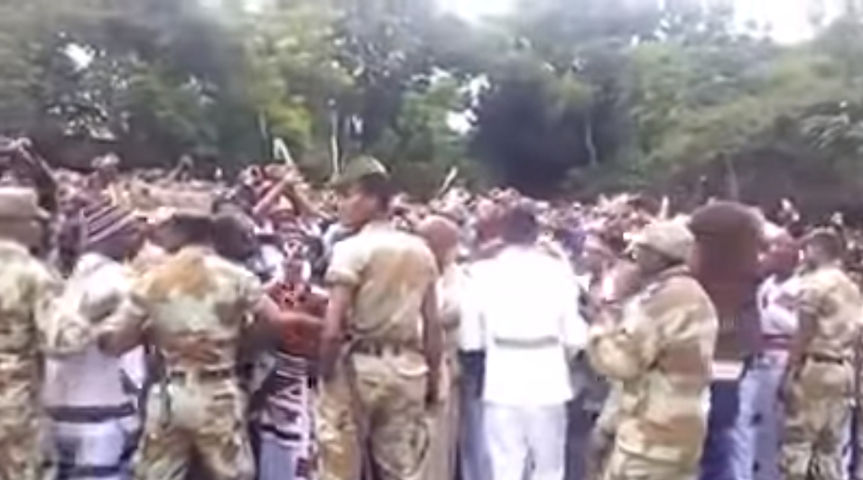 L'intervention des forces de sécurité s'est produite alors que des milliers de personnes étaient rassemblées pour une fête religieuse dans la ville de Bishoftu, à une quarantaine de kilomètres au sud de la capitale Addis Abeba. 
