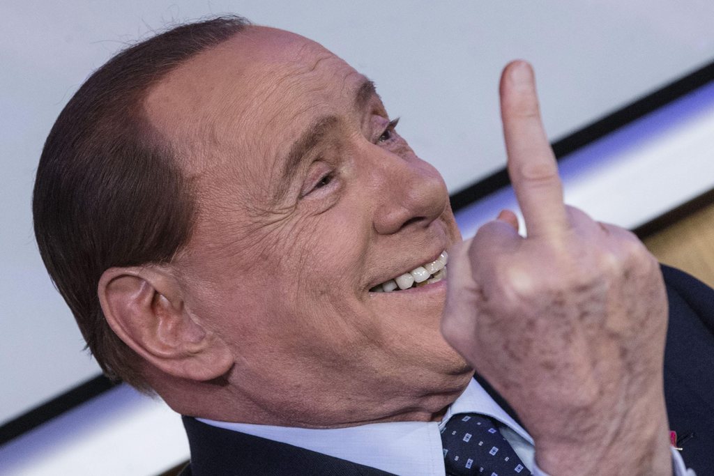 Silvio Berlusconi assure vouloir prendre du recul avec la politique, une maîtresse ingrate, selon lui.