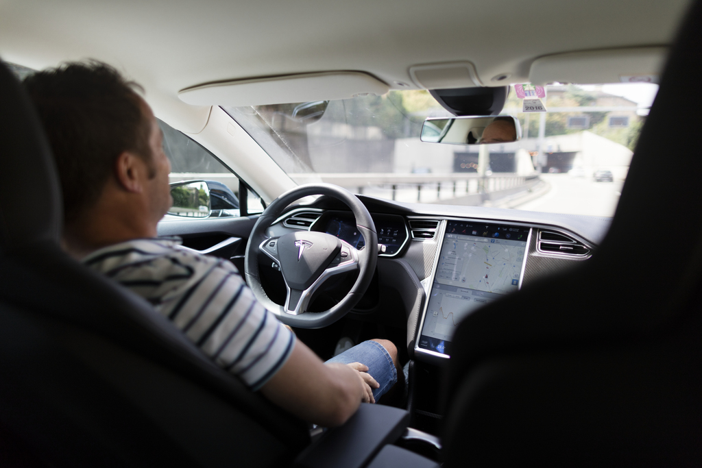 Certains modèles de Tesla sont équipés d'un système de pilotage automatisé.