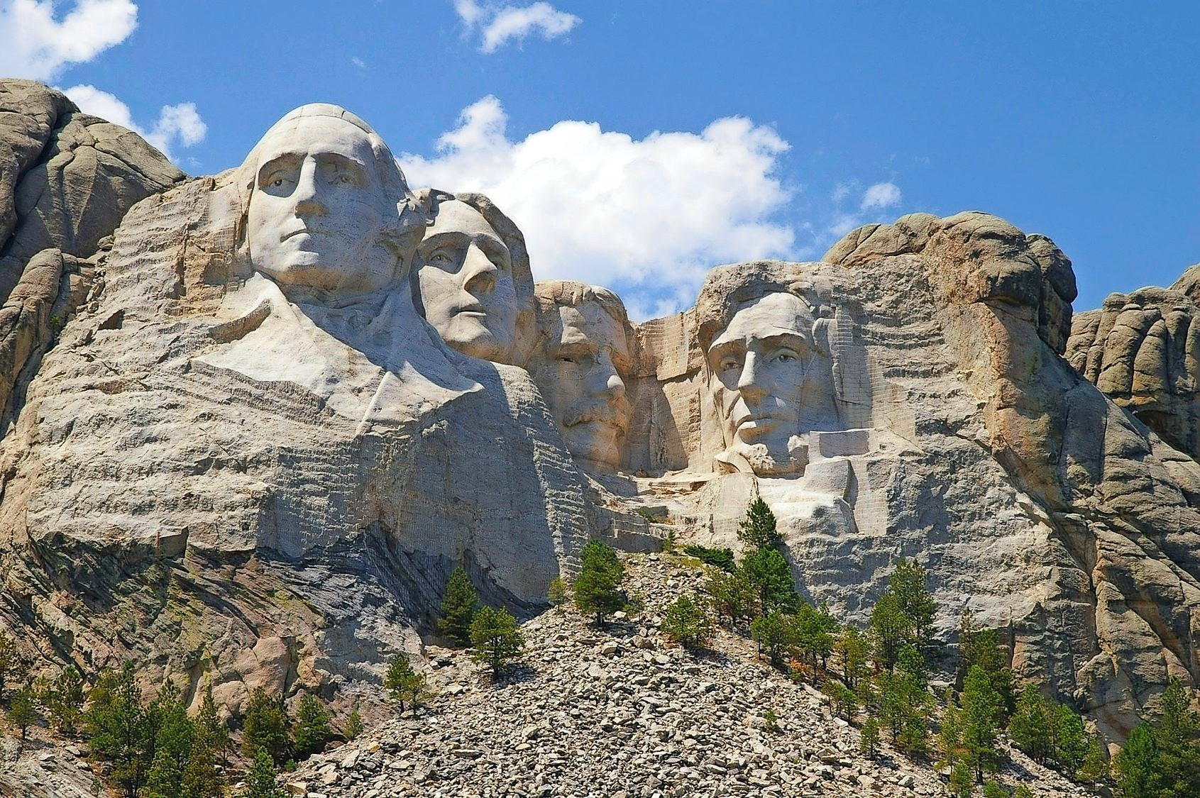 This July 18, 2006 photo shows Mount Rushmore National Memorial near Keystone, S.D.  Mount Rushmore National Memorial features sculptures of the former United States presidents, from left to right, George Washington, Thomas Jefferson, Theodore Roosevelt and Abraham Lincoln.  (AP Photo/Dirk Lammers) US SOUTH DAKOTA MOUNT RUSHMORE