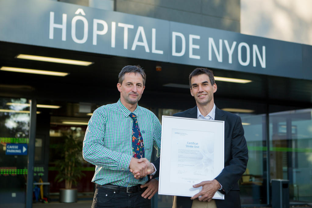 Le professeur Patrik Michel (à gauche) félicite Julien Niederhäuser pour le travail accompli à Nyon.