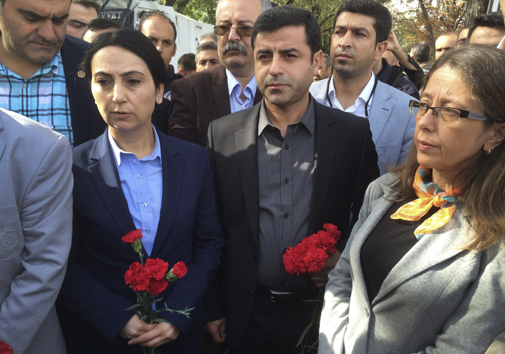 Selahattin Demirtas (centre) et Figen Yuksekdag (gauche) sont les co-présidents du parti pro-kurde HDP.