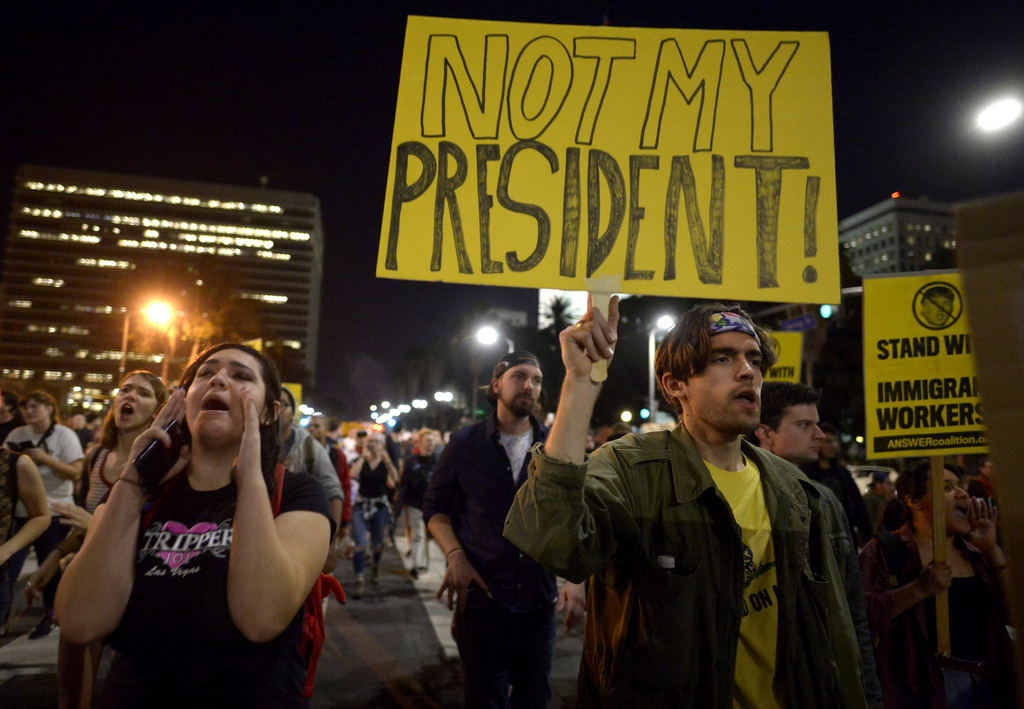 "Ce n'est pas mon président!", scandent encore les manifestants anti-Trump.