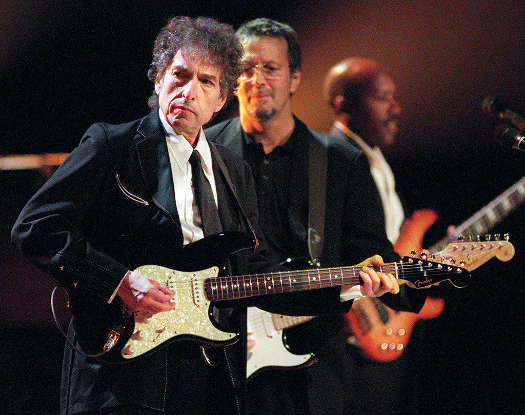 Bob Dylan, à gauche, et Eric Clapton, à droite, lors d'un concert à New York en 1999.