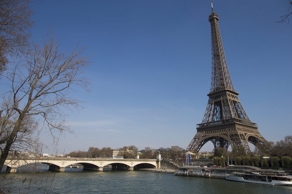 La tour Eiffel est à nouveau ouverte aux touristes.