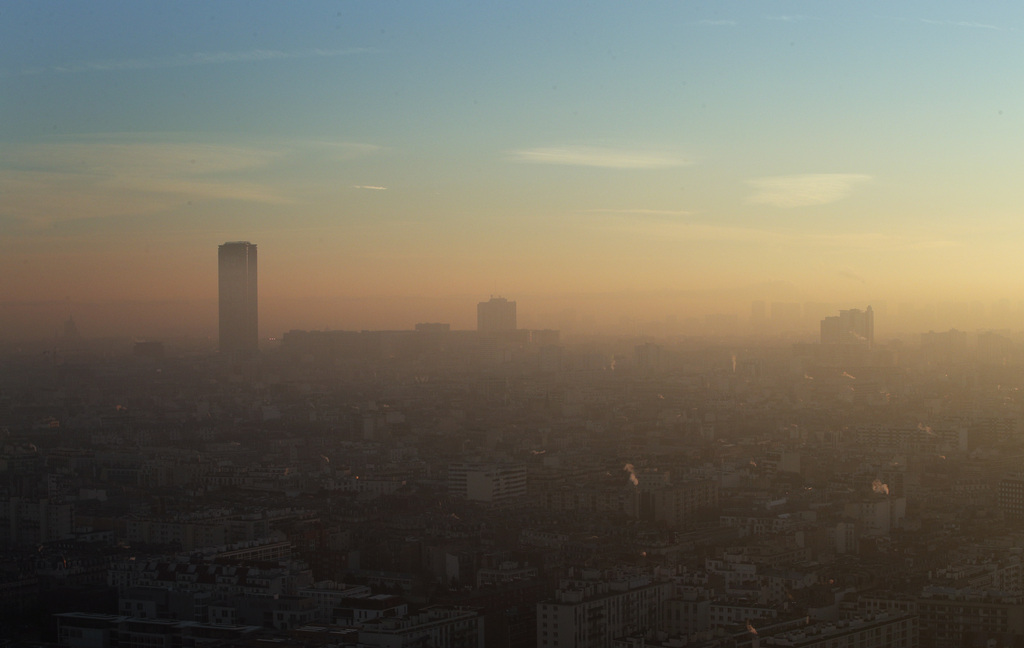 La tour Montparnasse, à Paris, prisonnière de la pollution.