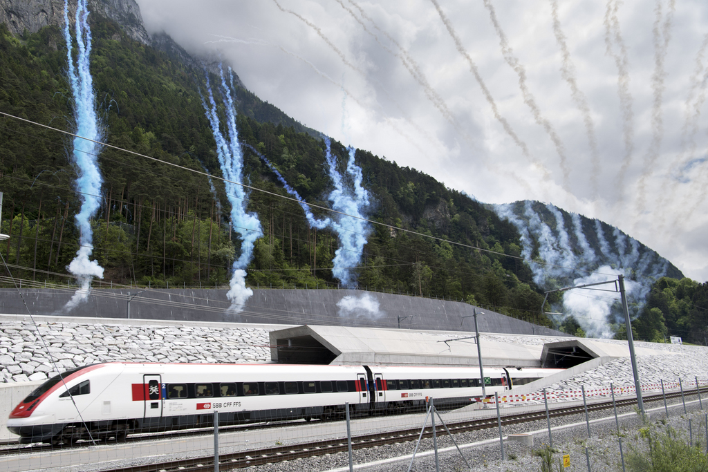 Le tunnel de base du Gothard a été franchi pour la première fois par un train de passagers.