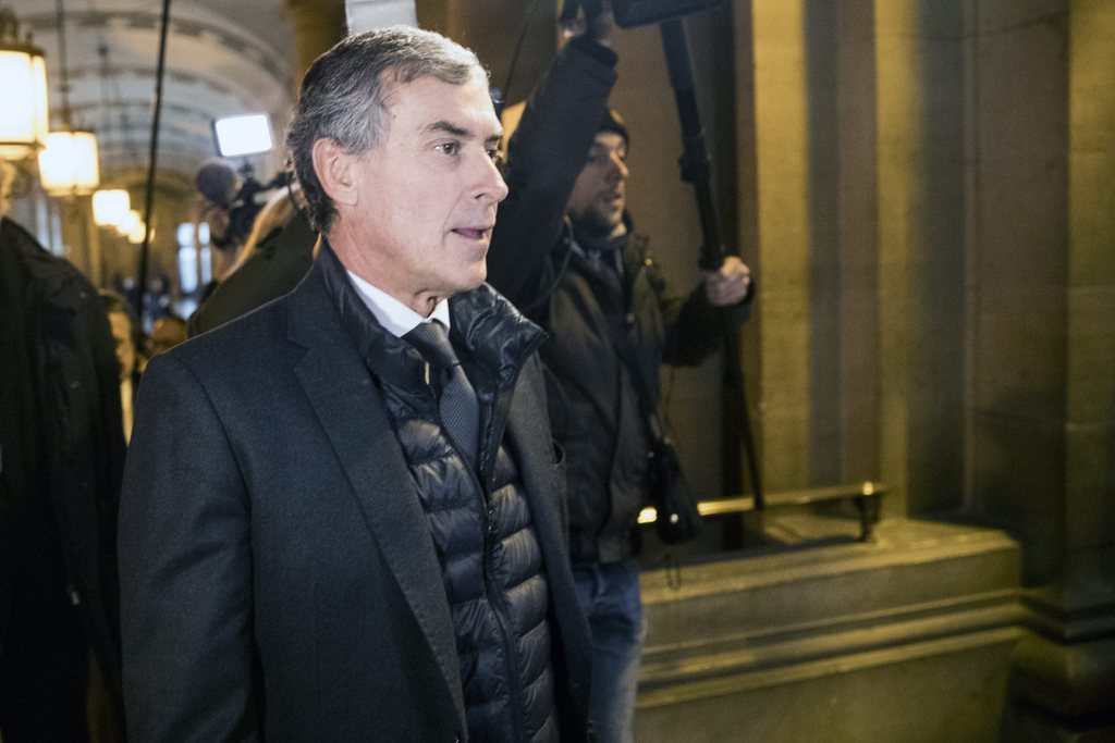 epa05665198 Former French Minister Jerome Cahuzac arrives at the Justice court  to face the verdict in his alleged tax evasion case in Paris, France, 08 December 2017. Jerome Cahuzac has been facing charges of alleged tax fraud and tax evasion.  EPA/ETIENNE LAURENT