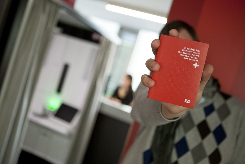 Quelque 10 000 personnes obtiennent le passeport suisse chaque année grâce à la procédure facilitée.