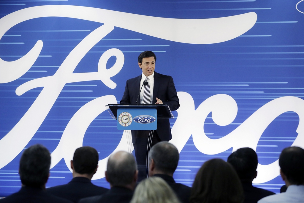 Le CEO de Ford, Mark Fields, annonce que la firme investira 700 millions de dollars pour augmenter les capacités de l'usine de Flat Rock, dans le Michigan.