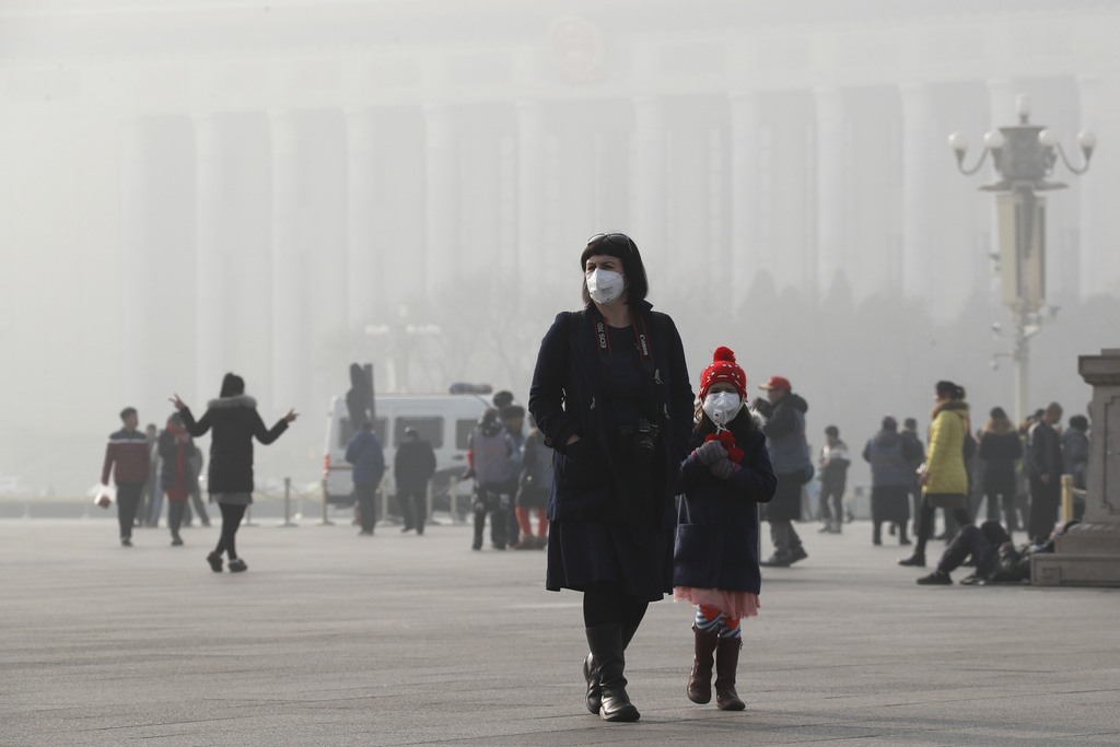 Durant une vague de pollution à Pékin aux alentours de Noël 2015,  les bureaux locaux de la météo et l'administration de la protection environnementale avaient émis des alertes de niveaux différents.