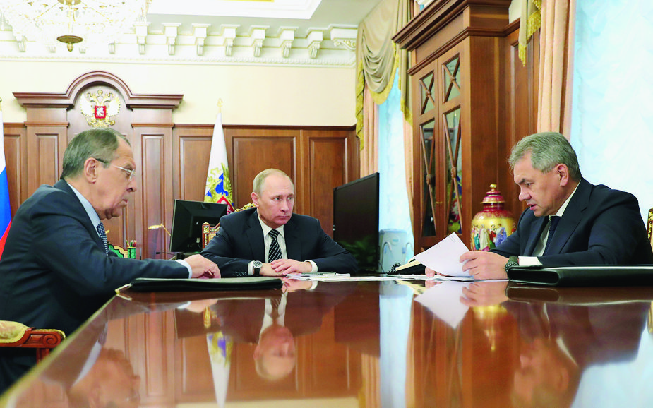epa05690704 Russian President Vladimir Putin (C) meets with Russian Defence Minister Sergei Shoigu (R) and Russian Foreign Minister Sergei Lavrov (L) at the Kremlin in Moscow, Russia, 29 December 2016. During the meeting Sergei Shoigu said that the truce in Syria would  take effect at midnight on 30 December 2016.  EPA/MICHAEL KLIMENTYEV / SPUTNIK / KREMLIN POOL MANDATORY CREDIT RUSSIA SYRIA PUTIN TRUCE