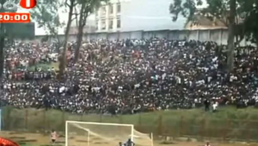 La police explique que des centaines de fans ont tenté de pénétrer dans le stade déjà plein, qui peut contenir 12'000 personnes.