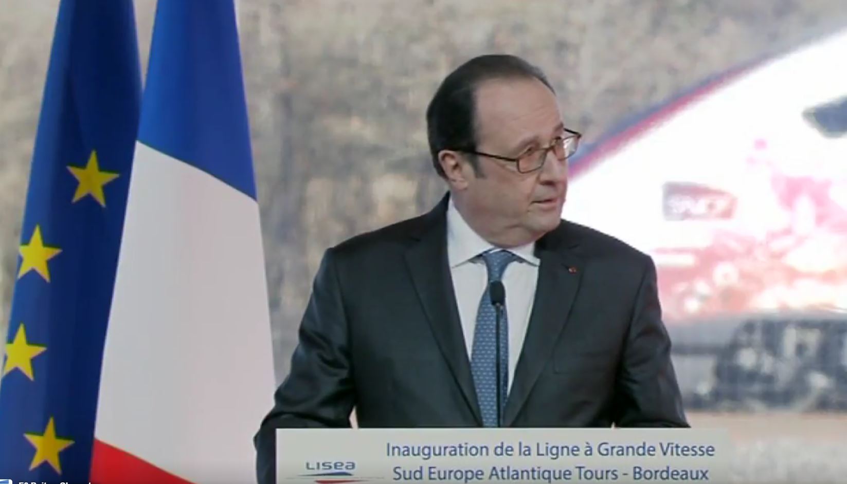 François Hollande a interrompu son discours pour vérifier qu'il ne s'agissait de rien de grave.