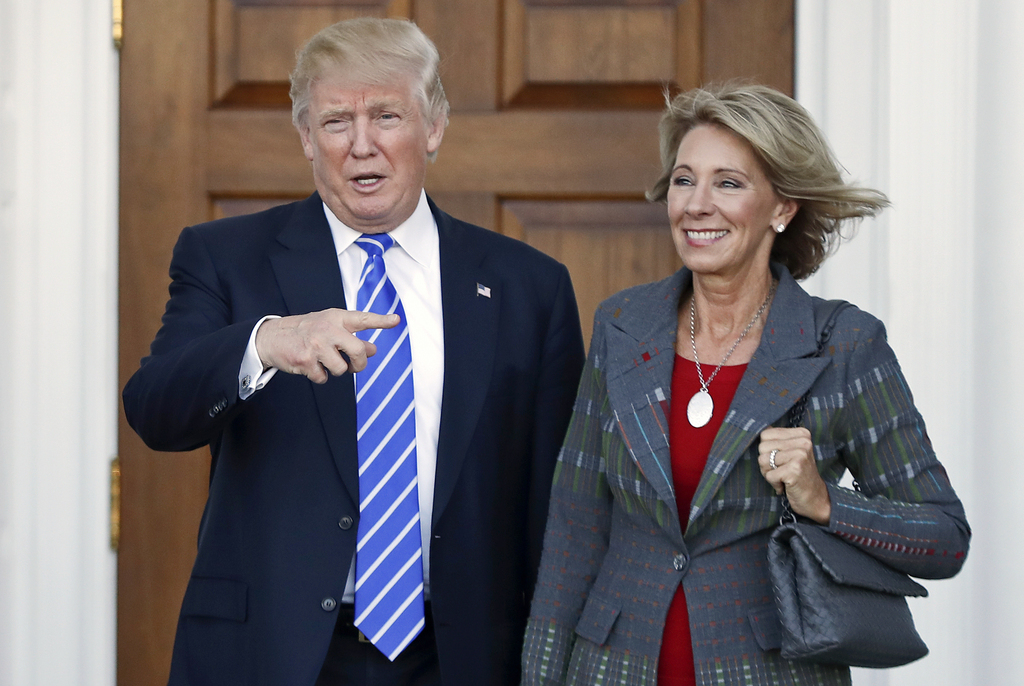 Femme de milliardaire sans expérience politique, Betsy DeVos, est la nouvelle ministre de l'éducation de Donald Trump.
