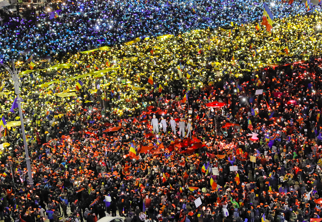 "Voleurs!", "démission!", ont scandé en choeur les 30'000 à 50'000 manifestants.