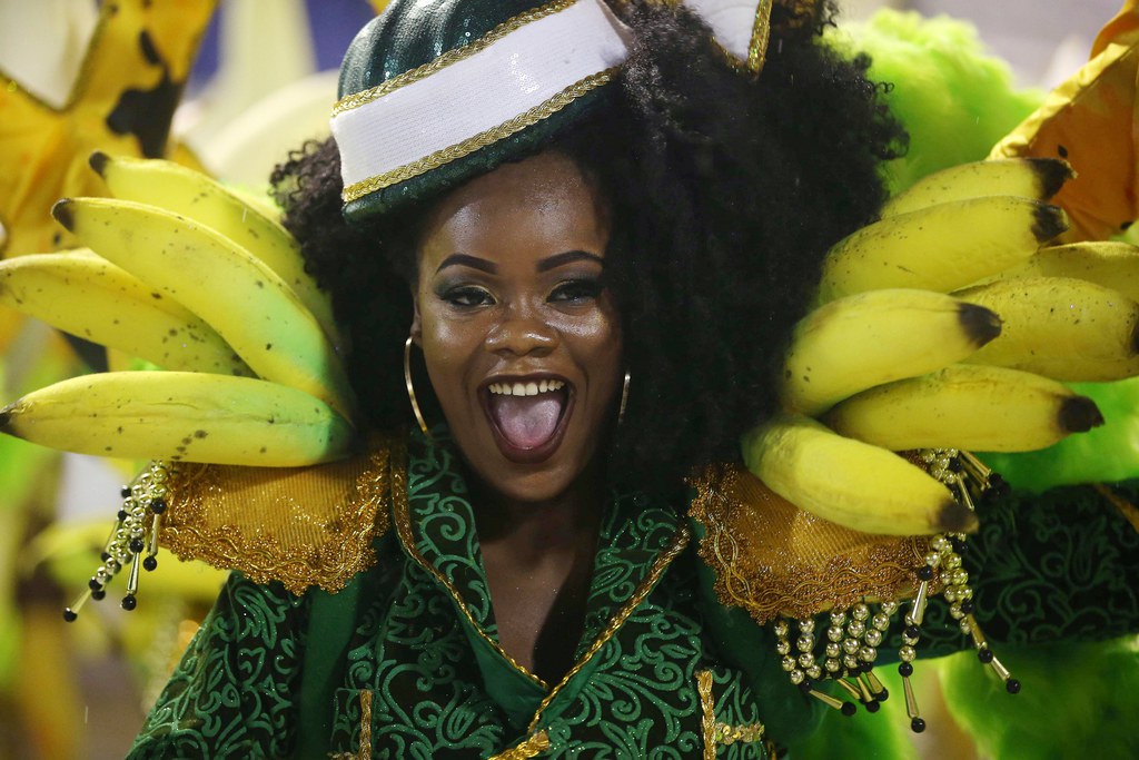 Le célèbre défilé du Carnaval de Rio a embrasé la ville.