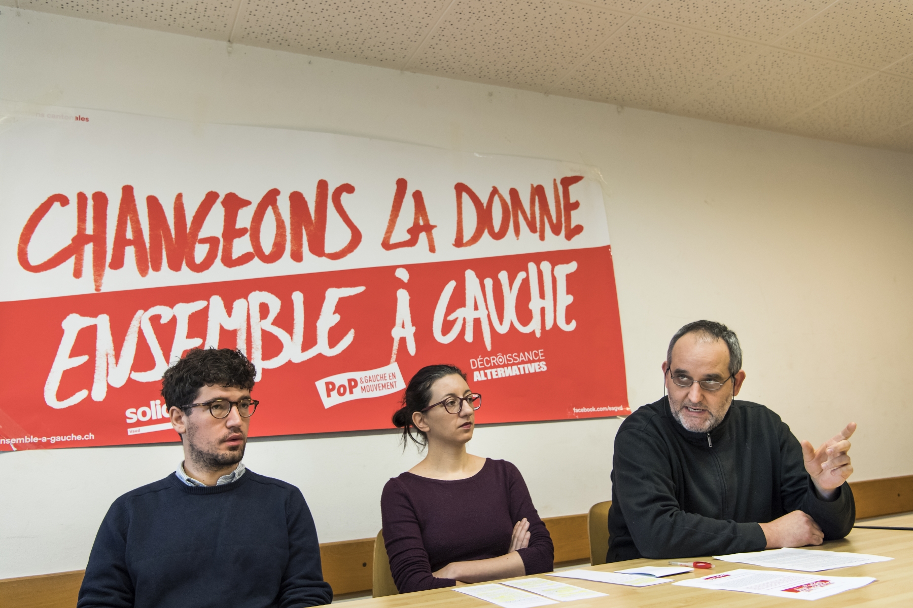 Hadrien Buclin, Céline Misiego et Yvan Luccarini, candidats de la liste "Ensemble à Gauche" pour l'élection au Conseil d'Etat dénoncent le "consensus mou" gauche-PLR du gouvernement vaudois.